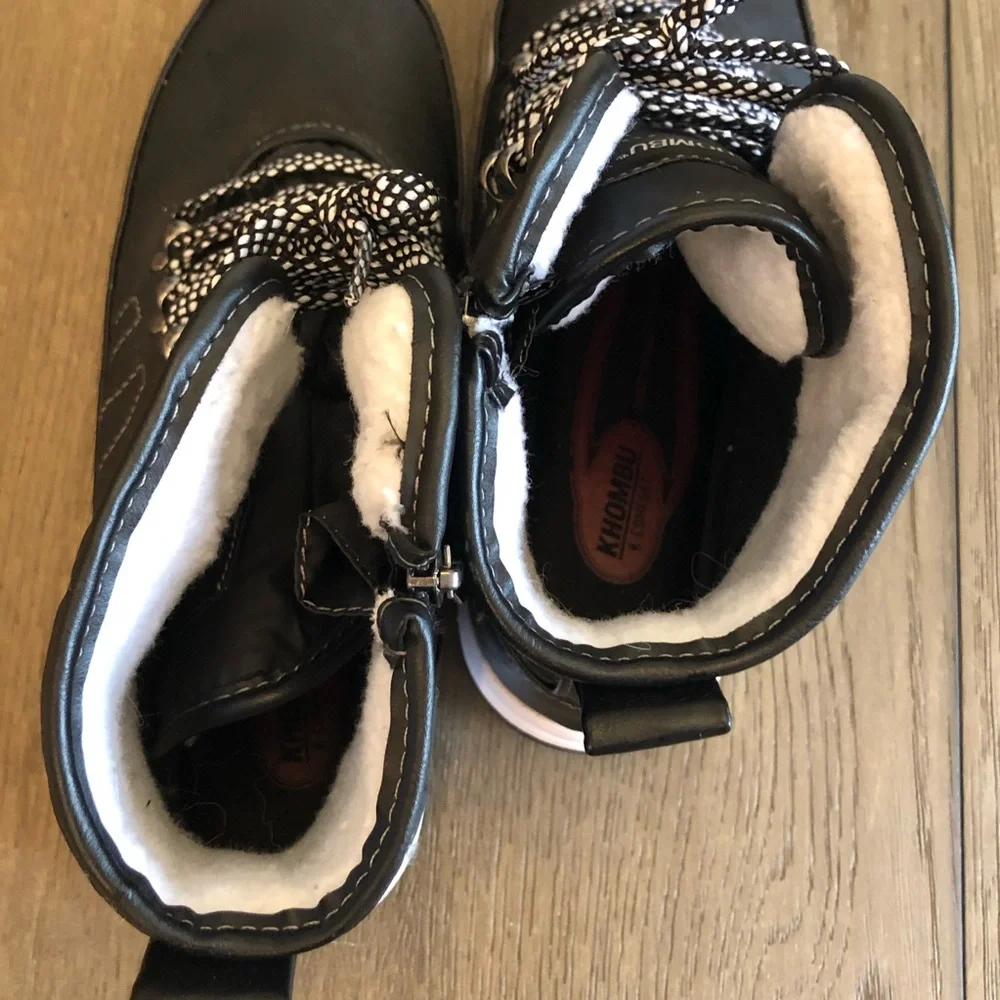 Khombu Black and White Lace-Up Winter Boots